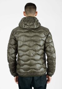Olivgrüne Steppjacke mit einem gesteppten Design, Kapuze und elastischen Bündchen. Glatte Textur und eine taillierte Silhouette mit einem Reißverschluss.