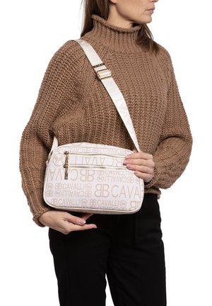 Borsa a tracolla crema con motivo a logo impresso, accessori dorati e chiusura con zip. Tracolla regolabile in materiale contrastante. Forma rettangolare.