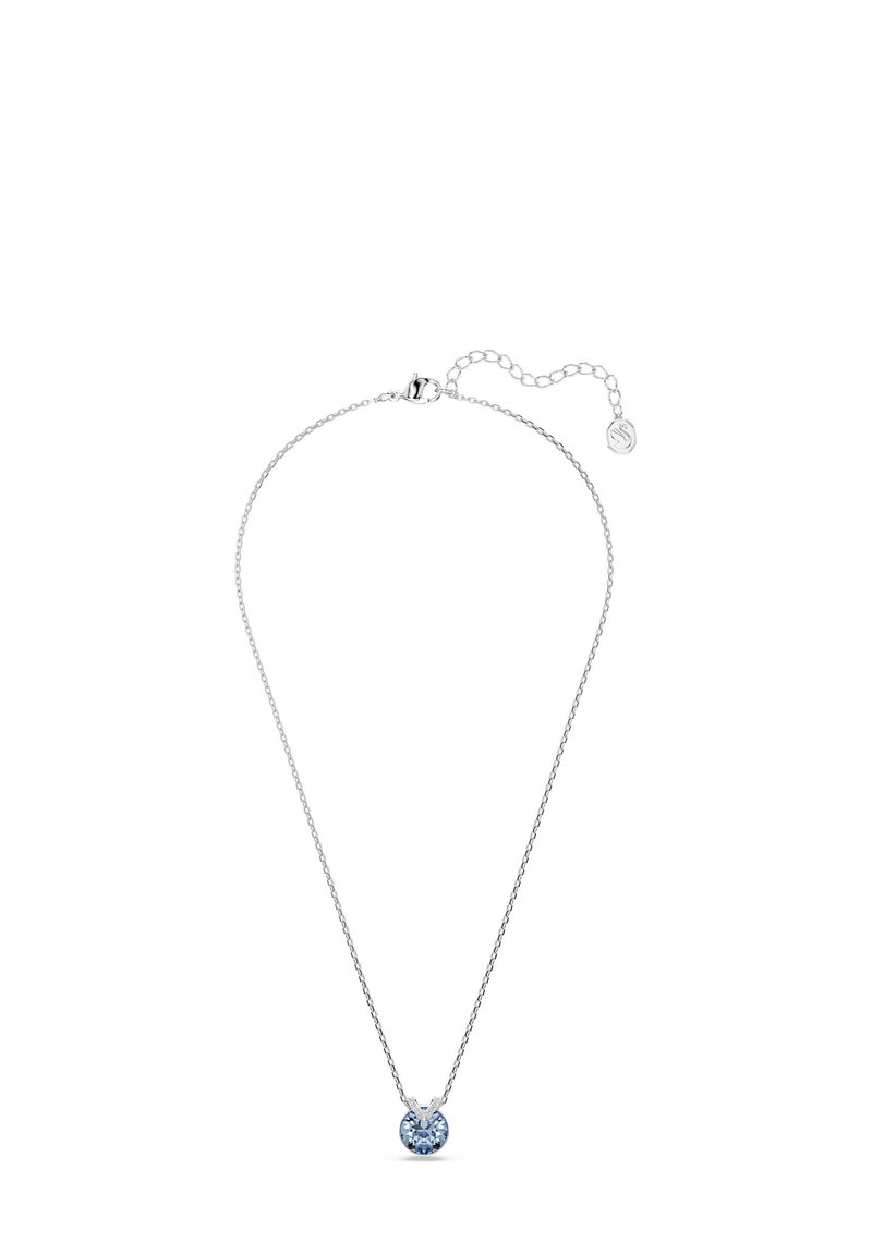 Delikat sølvkæde med en rund lyseblå stensmykke og justerbar lås med lille mærke.