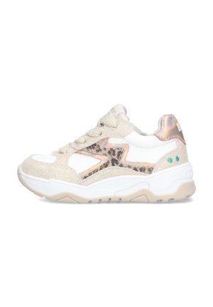 Stevige beige en witte sneaker met accenten in luipaardprint, dikke zool, iriserend hielstuk en dikke beige veters.