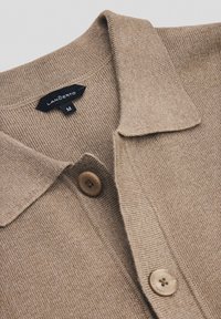 Beżowy dzianinowy kardigan z kołnierzykiem, dwa jasnobrązowe guziki oraz miękka faktura. Metka pokazuje markę "Lancerto" i rozmiar "M."