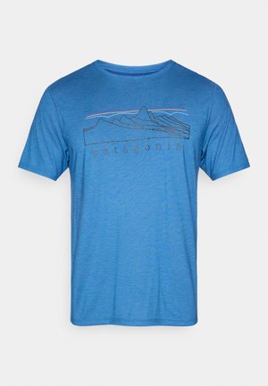 Blå T-skjorte med korte ermer laget av et lett stoff, med en fjellgrafikk i svart kontur med fargerike detaljer og teksten "patagonia".