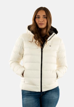 Chaqueta de plumas blanca con capucha fija, cierre de cremallera y forro negro. Cuenta con un diseño acolchado, puños elásticos y bolsillos laterales.