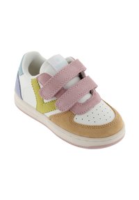 Sneaker multicolore con pelle bianca, dettagli in suede rosa e verde, perforazioni laterali e chiusura con strap in Velcro.