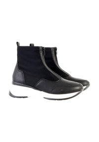Bottines noires avec une combinaison de cuir lisse et de tissu extensible. Comprend des zips latéraux doubles et une semelle blanche épaisse.