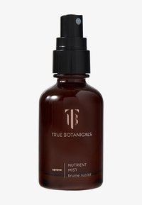 Mörk bärnstensfärgad sprayflaska märkt True Botanicals Renew Nutrient Mist med svart munstycke och genomskinlig sprayknapp.