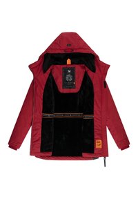 Giacca isolata rossa con interno in fleece nero, cappuccio regolabile, zip frontale e dettaglio del marchio ricamato. Design minimalista, senza fantasie.