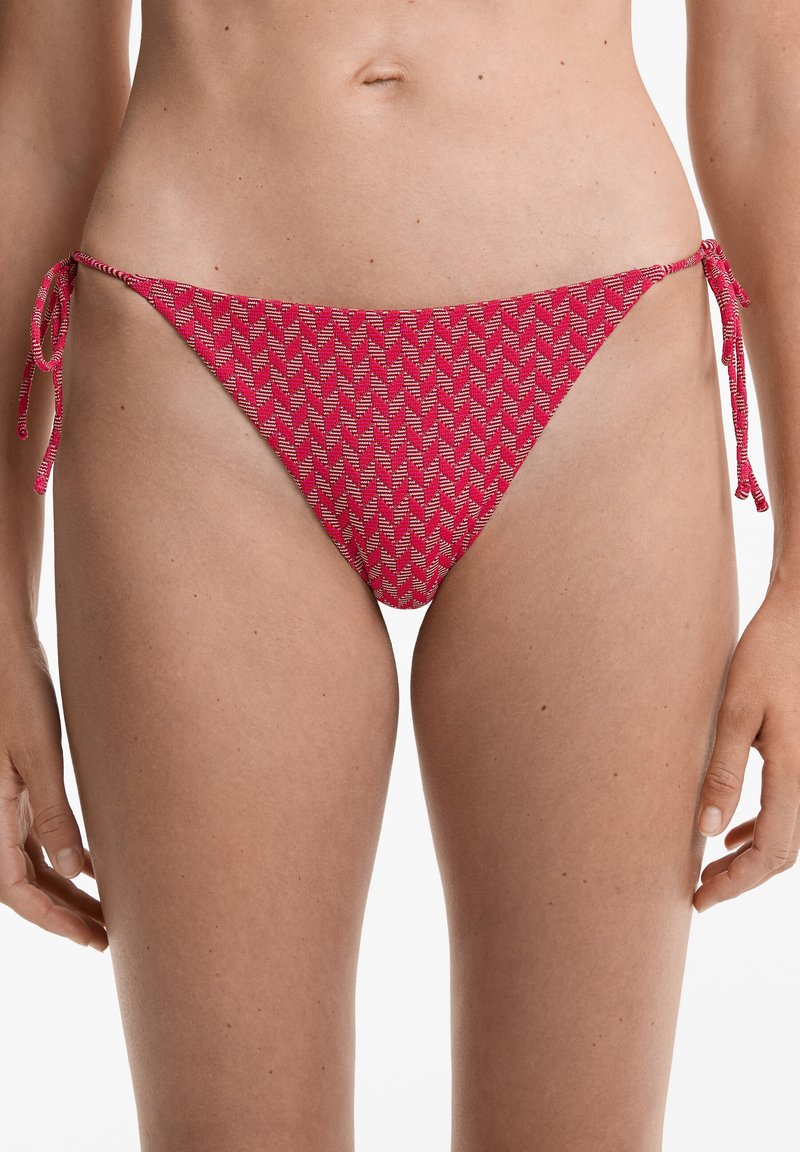 Bikini inferiore rosa con un motivo a zigzag, con lacci laterali regolabili e una texture liscia. Adatto per l'uso come costume da bagno.