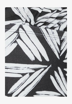 Tessuto nero con audaci motivi fogliari bianchi caratterizzati da effetti di pennellate, che mostrano una trama liscia e elementi di design ben definiti.