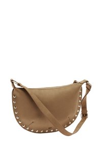 Beżowa torebka zamszowa ekologiczna o zaokrąglonym kształcie, zapinana na zamek błyskawiczny, z srebrnymi ozdobnymi ćwiekami na krawędzi. Regulowany pasek do noszenia.