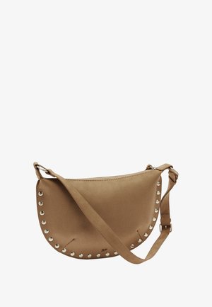 Beżowa torebka zamszowa ekologiczna o zaokrąglonym kształcie, zapinana na zamek błyskawiczny, z srebrnymi ozdobnymi ćwiekami na krawędzi. Regulowany pasek do noszenia.