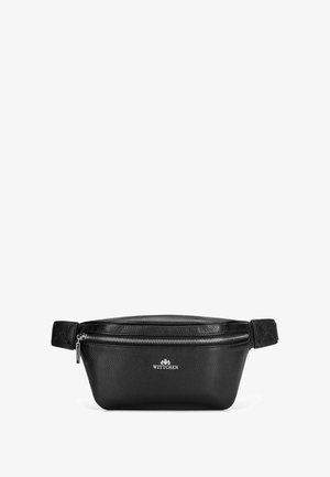 Černá kožená ledvinka s texturovaným povrchem, vybavená stříbrným zipem a logo detaily na přední straně. Nastavitelný popruh.