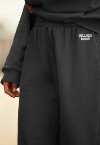 Next CUFFED WELLNESS SLOGAN GRAPHIC - REGULAR FIT - Pantaloni de trening - grey charcoal