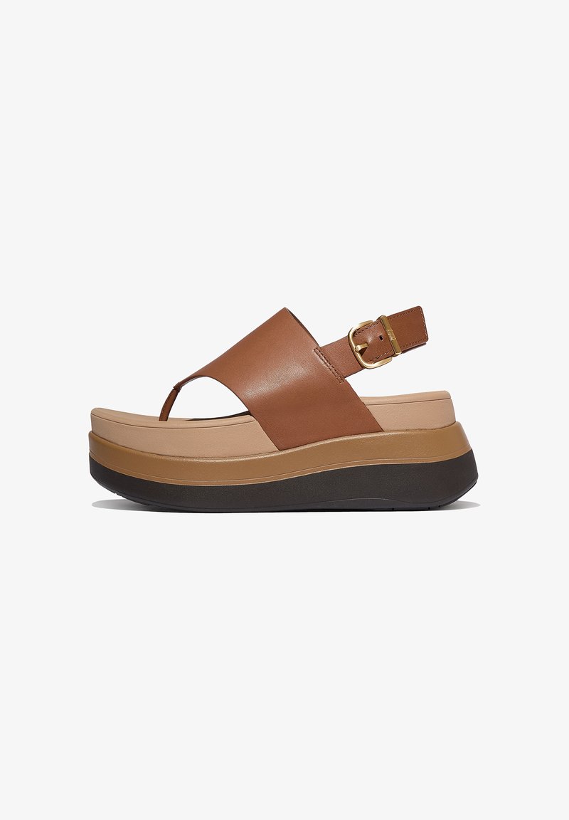 Bruine leren platform sandaal met een brede band, gespdetail en een gelaagde tan en zwarte zool. Heeft een ontwerp met een wiggenhak.