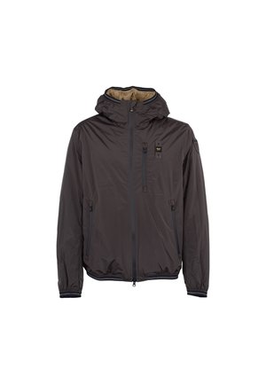 Giacca water-resistant di colore grigio scuro con cappuccio, chiusura con zip, due tasche laterali, polsini elasticizzati e una texture leggera e liscia.