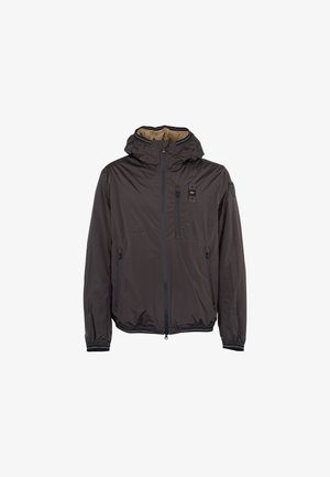 Wodoodporna kurtka w ciemnoszarym kolorze z kapturem, zapinana na zamek, z dwiema bocznymi kieszeniami, elastycznymi mankietami oraz lekką, gładką teksturą.