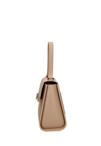 Borsa strutturata color tan con forma triangolare, in morbida pelle sintetica, e una tracolla corta e piatta; presenta dettagli in hardware dorato.