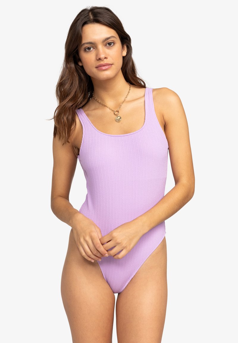 Fialový žebrovaný jednodílný plavky s širokými ramínky, kulatým výstřihem a vysokým střihem nohavic pro elegantní siluetu.