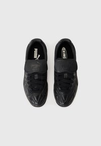 Sorte lædersneakers med struktureret overflade, prydet med en velcrorem, rund tå og sorte snørebånd. Logo på remmen og indersålen.