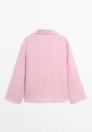 Vue arrière d'une veste à manches longues rose pastel avec un ourlet droit et un col simple sur fond blanc.