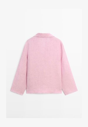 Vue arrière d'une veste à manches longues rose pastel avec un ourlet droit et un col simple sur fond blanc.
