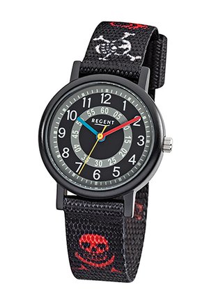 Montre analogique noire avec aiguilles colorées, chiffres blancs et bracelet en tissu arborant un motif de crânes et os croisés rouge et blanc.