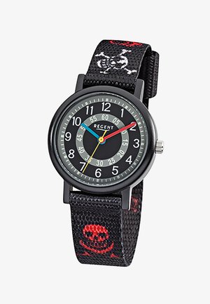 Schwarze Analog-Uhr mit bunten Zeigern, weißen Zahlen und Stoffarmband mit rotem und weißem Totenkopf- und Knochenmuster.