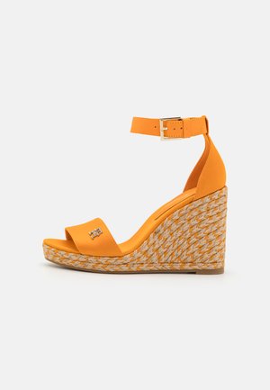 Tommy Hilfiger COLORFUL WEDGE - Plateausandalette - rich ochre
