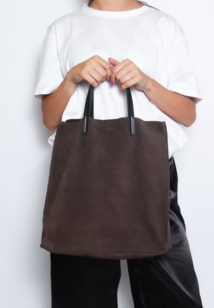 Borsa tote in suede marrone con manici in pelle nera, forma rettangolare, senza logo visibile, con cuciture prominenti lungo i bordi.