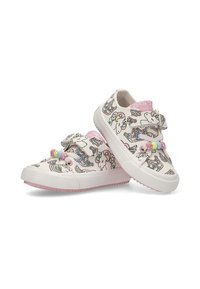 Zapatillas de lona blancas con estampados coloridos de unicornios y patrones. Con cierre de velcro, detalles en rosa y suela de goma texturizada. Calzado de tamaño infantil.