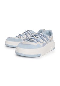 Baskets en suède et mesh bleu clair avec une semelle blanche épaisse, dotées de plusieurs lacets et d'un design à bout rond.