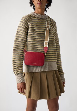 Borsa a tracolla rossa in pelle con finitura testurizzata, forma rettangolare e hardware dorato; dotata di una tracolla beige a motivo con branding.