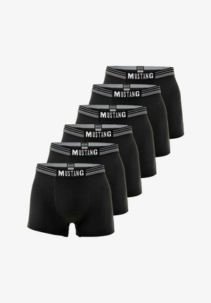 Sechs schwarze Boxershorts gestapelt, jeweils mit einem gestreiften Bund und "MUSTANG" Logo in fetten weißen Buchstaben.
