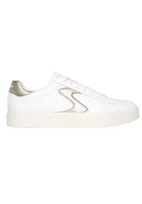 Calzado blanco con un acabado texturizado similar al cuero, con acentos metálicos dorados, cordones redondos planos y una suela de goma sólida.