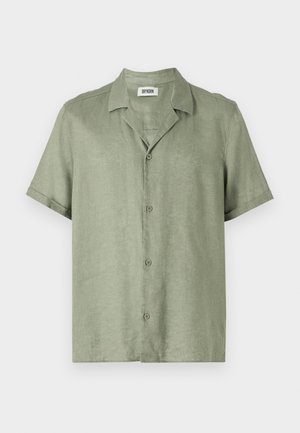 Kortermet, knappet skjorte i lys grønn lin, med en camp krage og fem knapper foran, med rullede ermer.