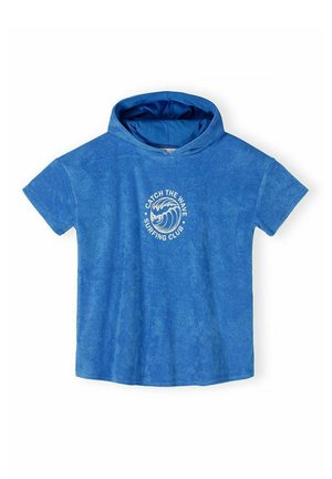 Niebieska koszulka z krótkim rękawem i kapturem, z okrągłym białym logo przedstawiającym falę oraz napisem „Catch the Wave Surfing Club” na piersi.