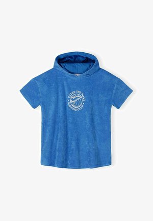 Niebieska koszulka z krótkim rękawem i kapturem, z okrągłym białym logo przedstawiającym falę oraz napisem „Catch the Wave Surfing Club” na piersi.