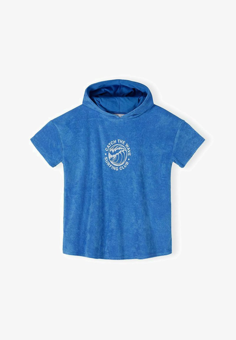 Chemise à capuche bleu à manches courtes avec un logo circulaire blanc représentant une vague et le texte « Catch the Wave Surfing Club » sur la poitrine.