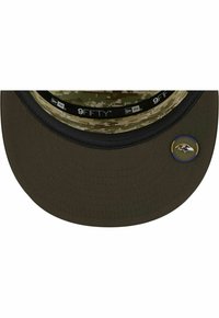 Dunkelolivgrüner 9FIFTY-Cap mit flacher Krempe. Das Innere weist ein Camouflage-Muster auf. Auf der Seite befindet sich ein Logo-Patch mit einem Raben.