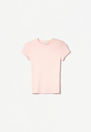 T-shirt rose à manches courtes en coton doux, avec un col rond et une coupe ajustée, sans motifs ni accents visibles.