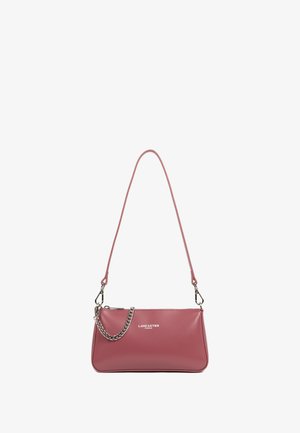 Sac à épaule en cuir rose avec une finition lisse, comportant un accent en chaîne sur la bandoulière et un logo argenté sur le devant.