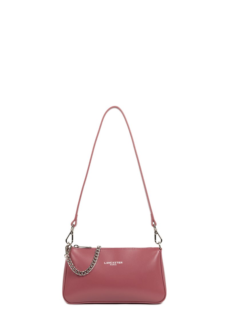 Borsa a spalla in pelle rosa con finitura liscia, dotata di un'accattivante catena sulla tracolla e un logo argentato sul davanti.