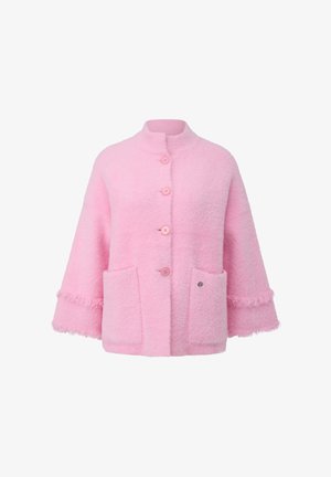 Weiche, rosafarbene, flauschige Jacke mit weiten Ärmeln, Knopfverschluss vorne und zwei großen Vordertaschen auf weißem Hintergrund.