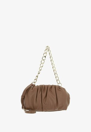 Sac bandoulière en cuir marron avec texture froncée, sangle chaîne dorée épaisse et forme arrondie. Comprend une bandoulière amovible et réglable.