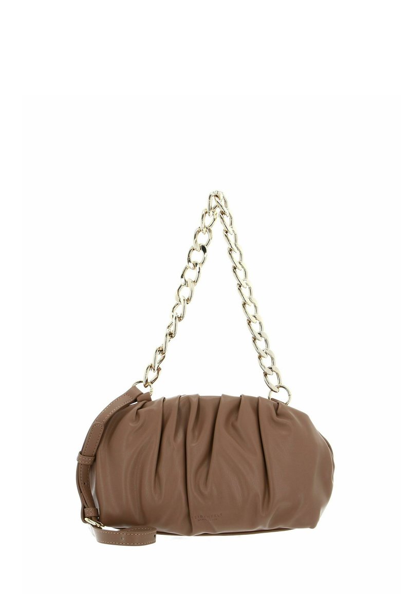 Sac bandoulière en cuir marron avec texture froncée, sangle chaîne dorée épaisse et forme arrondie. Comprend une bandoulière amovible et réglable.