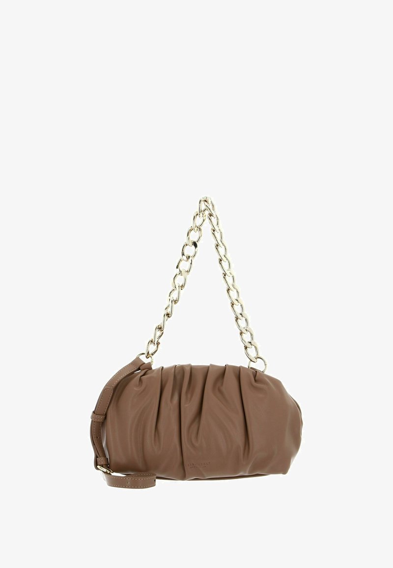 Sac bandoulière en cuir marron avec texture froncée, sangle chaîne dorée épaisse et forme arrondie. Comprend une bandoulière amovible et réglable.