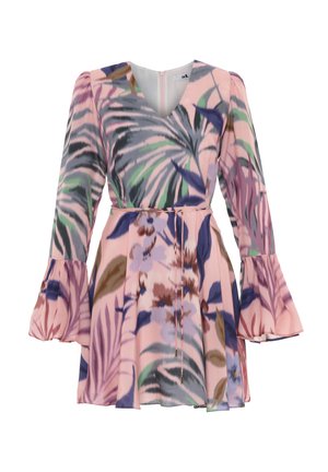 Kwiatowa sukienka w kolorze różowym, zdobiona zielonymi i niebieskimi wzorami liści, z długimi dzwonowymi rękawami, dekoltem w kształcie litery V oraz wiązaniem w talii. Wykonana z lekkiego materiału.