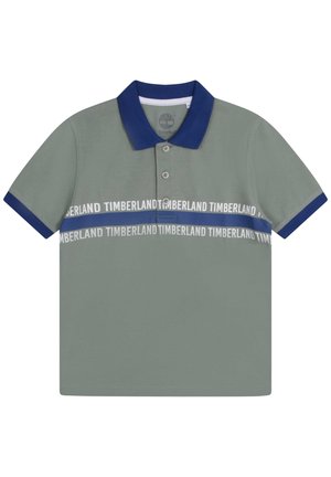 Kurzärmeliges graugrünes Poloshirt mit marineblauem Kragen und Bündchen, mit horizontalen blauen Streifen und wiederholten weißen "Timberland"-Logos auf der Brust.