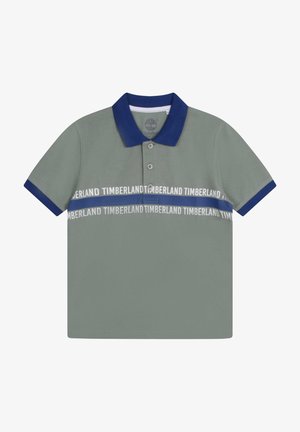 Kurzärmeliges graugrünes Poloshirt mit marineblauem Kragen und Bündchen, mit horizontalen blauen Streifen und wiederholten weißen "Timberland"-Logos auf der Brust.