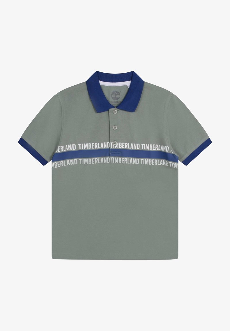 Polo gris-vert à manches courtes avec col et poignets bleu marine, featuring des rayures horizontales bleues et des logos blancs "Timberland" répétés sur la poitrine.